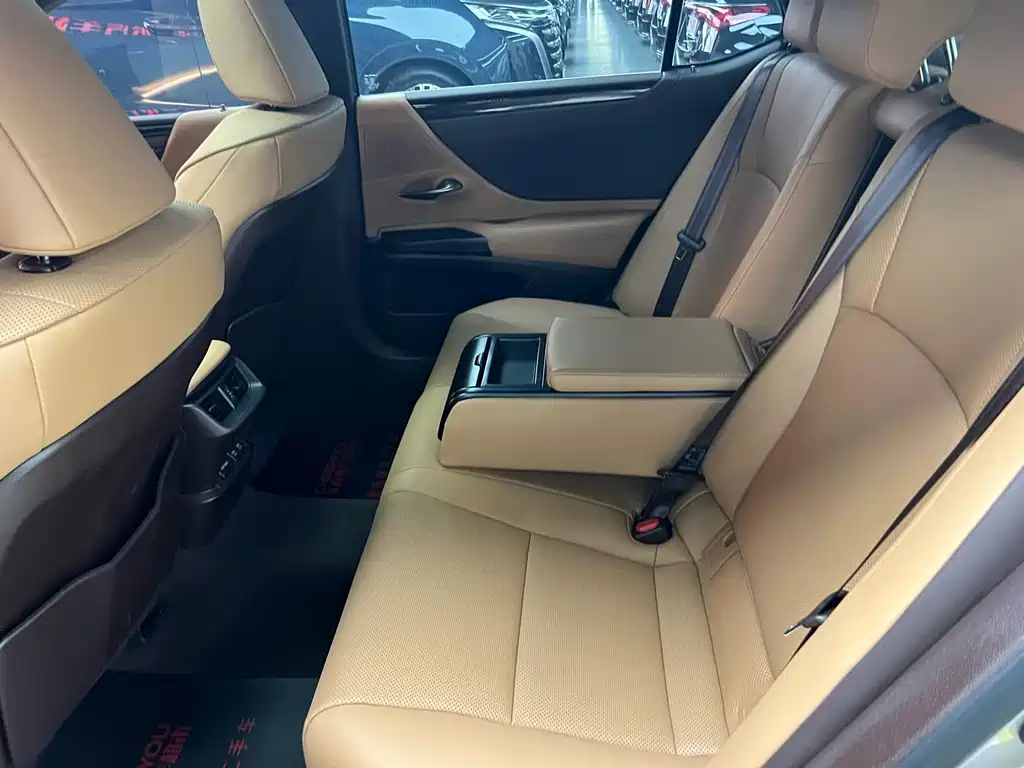 Lexus ES 2019 — фото 10