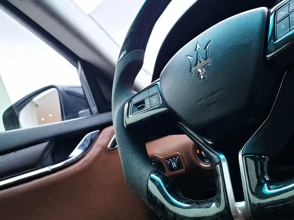 Maserati Quattroporte 2015 — фото 24