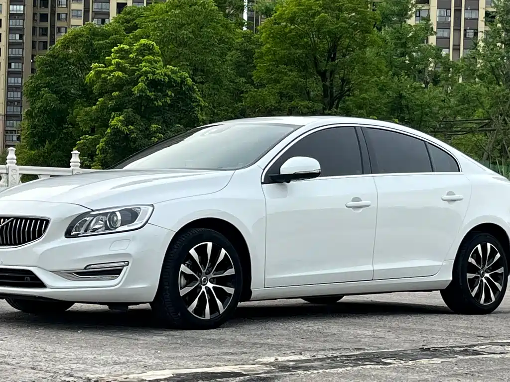 Volvo S60 2019 — фото 1