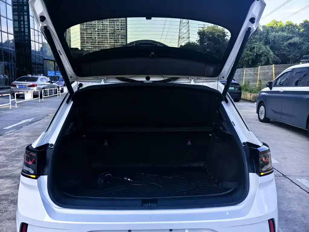 Volkswagen T-Roc 2023 — фото 15