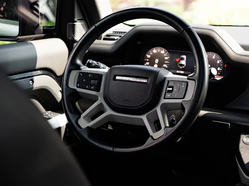 Land Rover Defender 2023 — фото 10