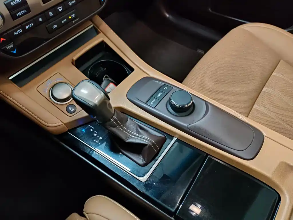 Lexus ES 2018 — фото 9