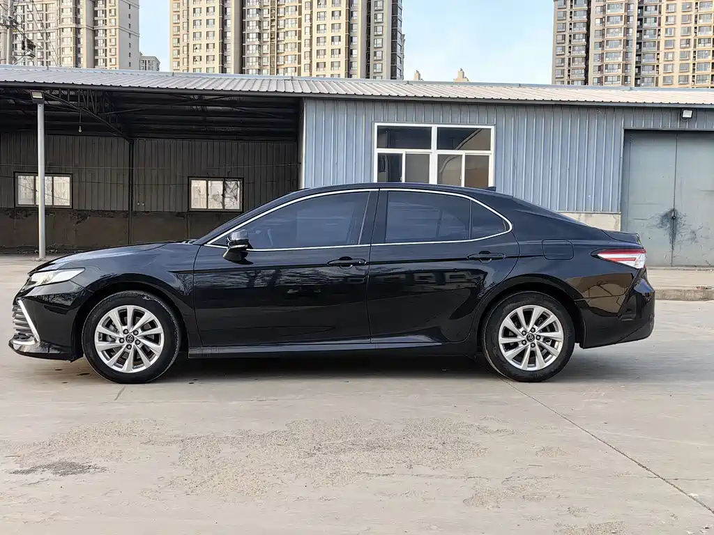 Toyota Camry 2022 — фото 4