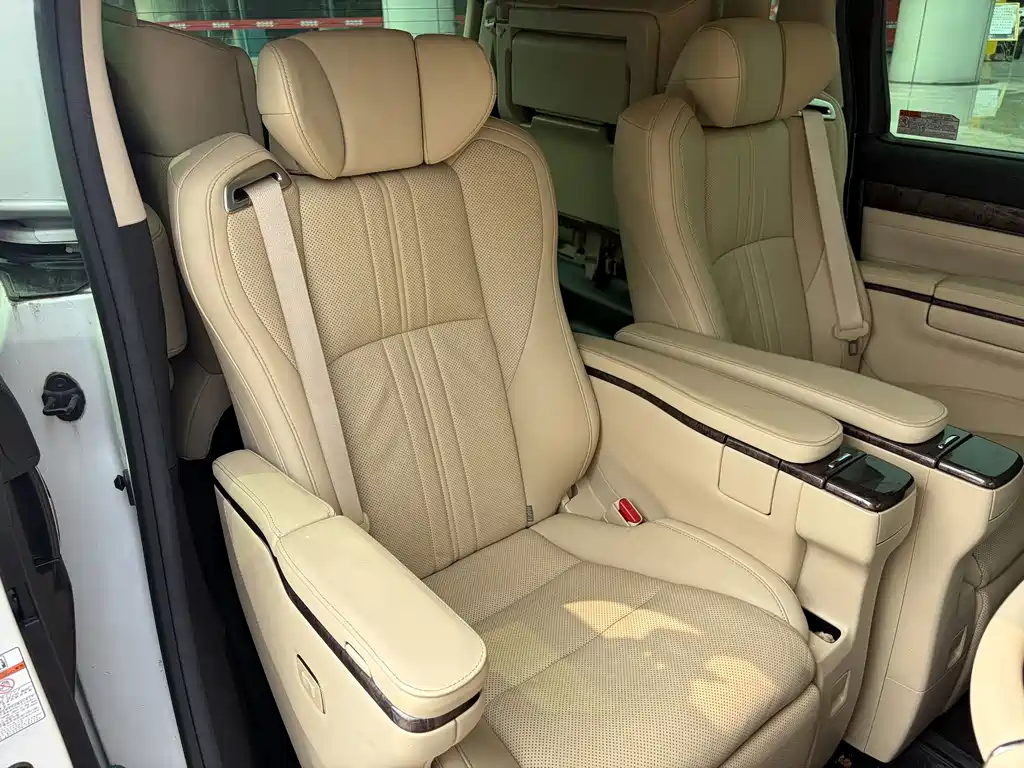Toyota Alphard 2021 — фото 13