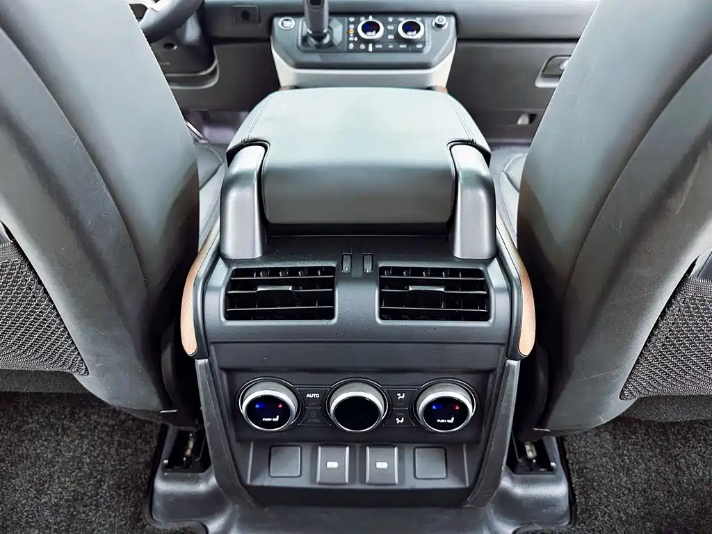 Land Rover Defender 2023 — фото 17