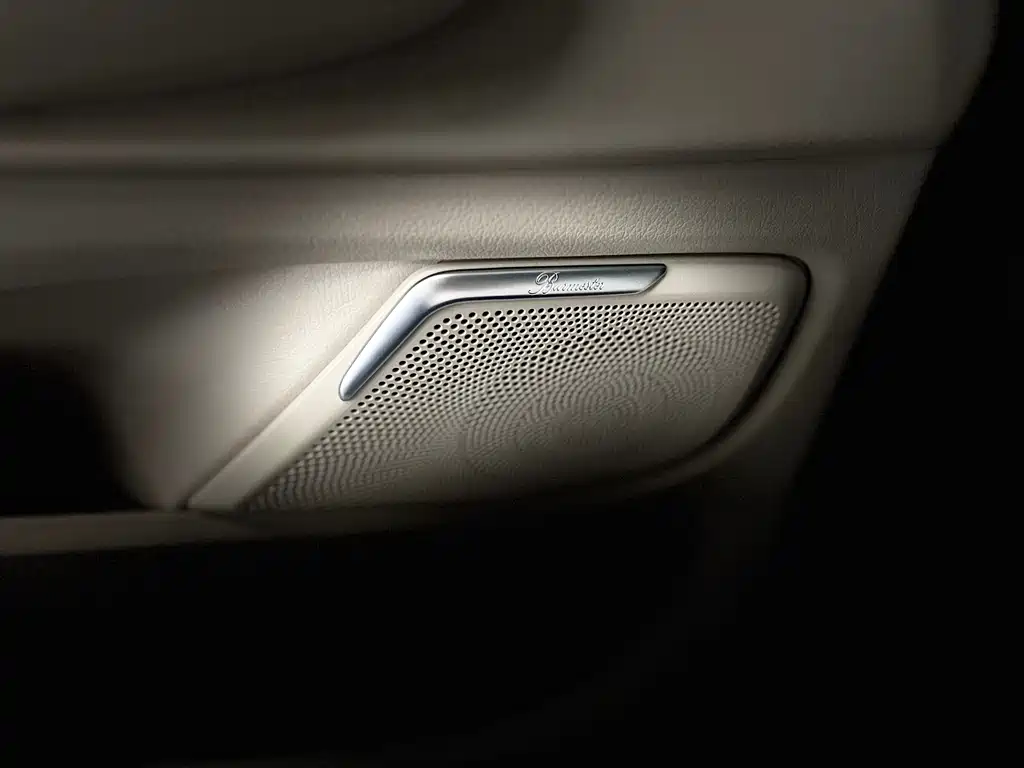 Mercedes-Benz V-Class 2023 — фото 10