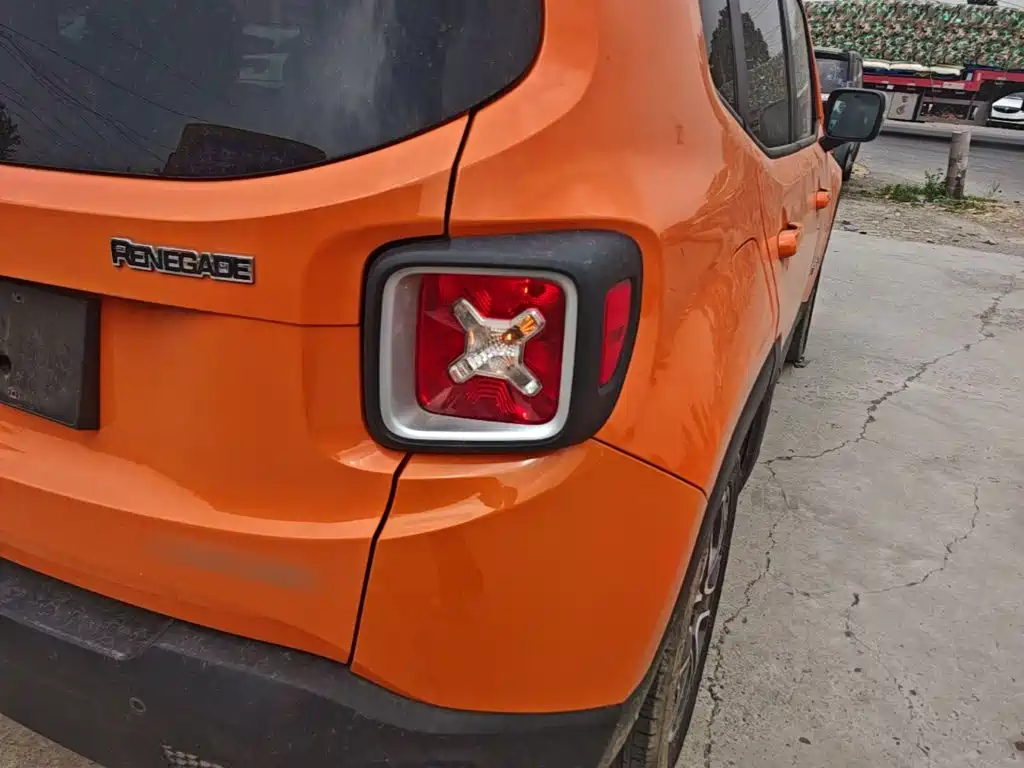 Jeep Renegade 2016 — фото 8