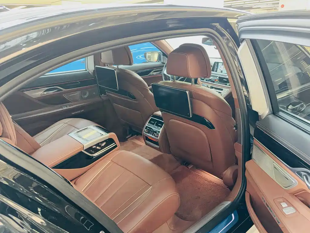 BMW 7 Series 2017 — фото 18