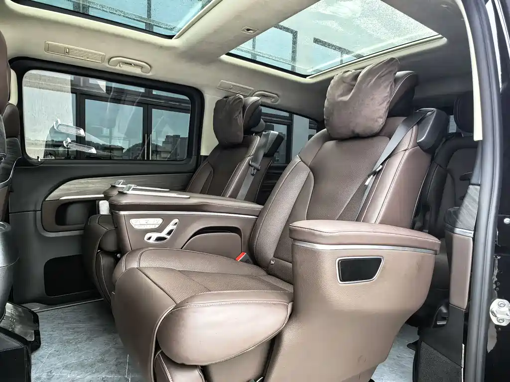 Mercedes-Benz V-Class 2024 — фото 11