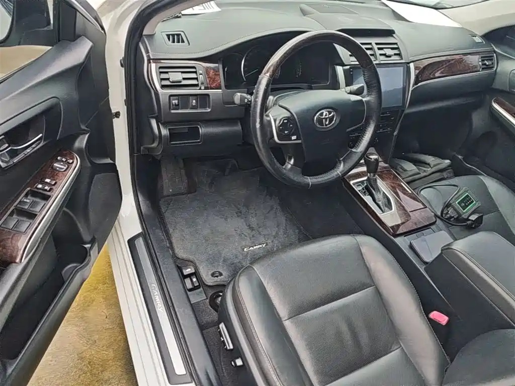 Toyota Camry 2017 — фото 16