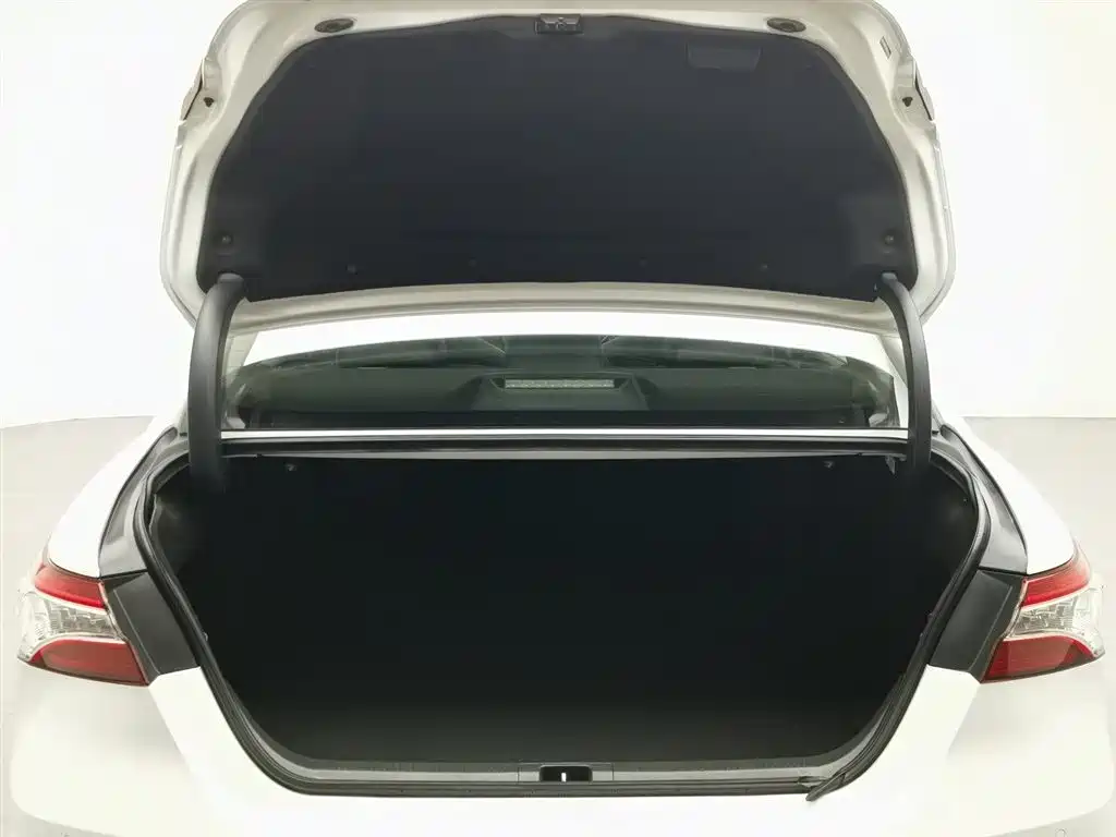 Toyota Camry 2020 — фото 16