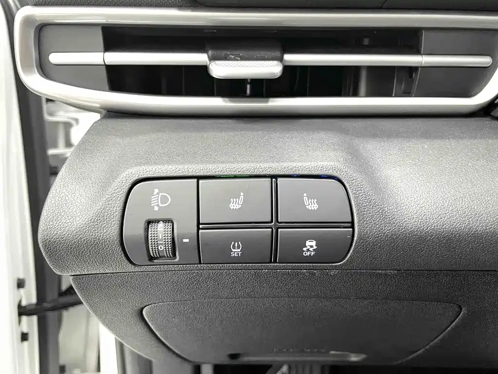 Hyundai Elantra 2023 — фото 11