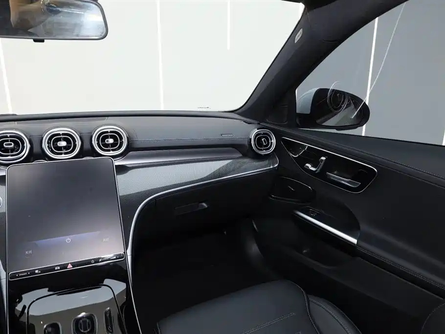 Mercedes-Benz C-Class 2025 — фото 23