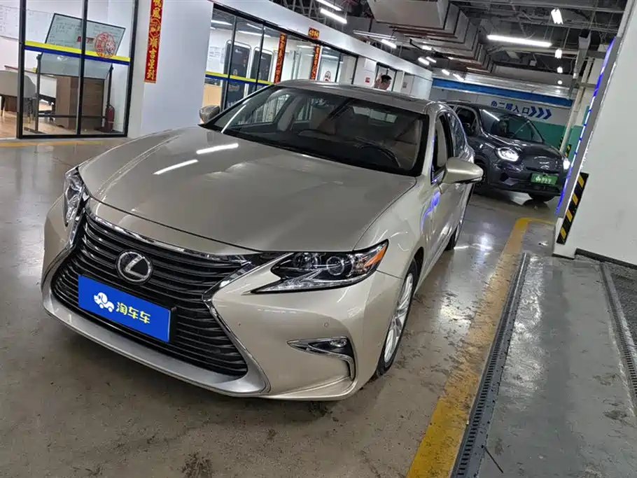 Lexus ES 2016 — фото 1