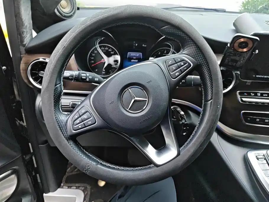 Mercedes-Benz V-Class 2023 — фото 15