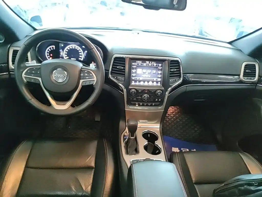 Jeep Grand Cherokee 2017 — фото 10