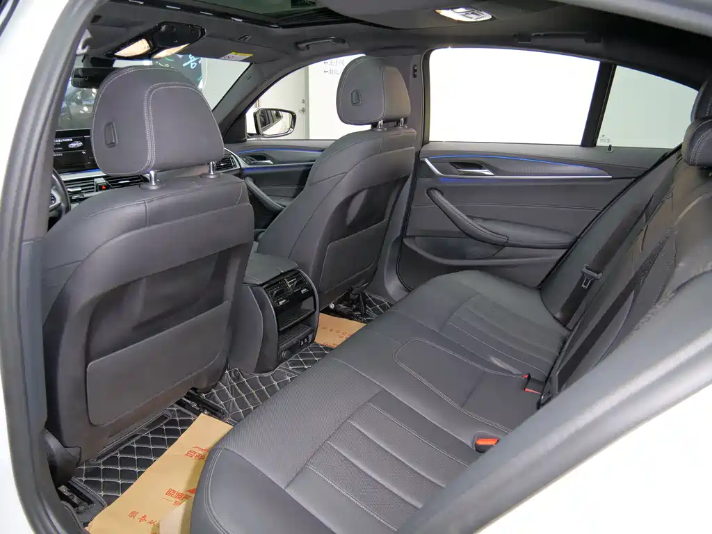 BMW 5 Series 2021 — фото 11