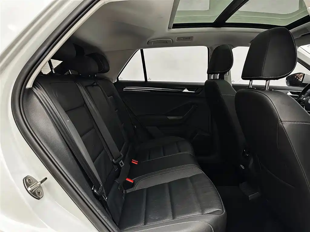 Volkswagen T-Roc 2023 — фото 16