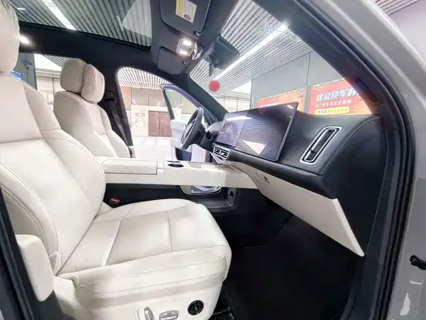 Li Auto L6 2025