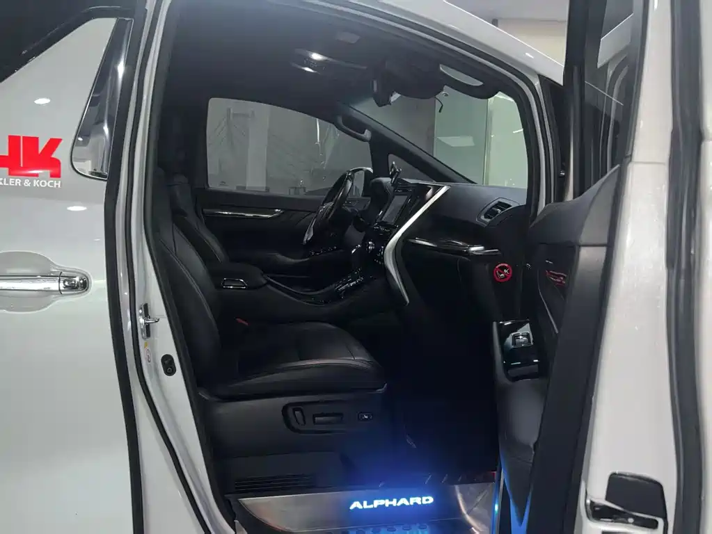 Toyota Alphard 2020 — фото 10
