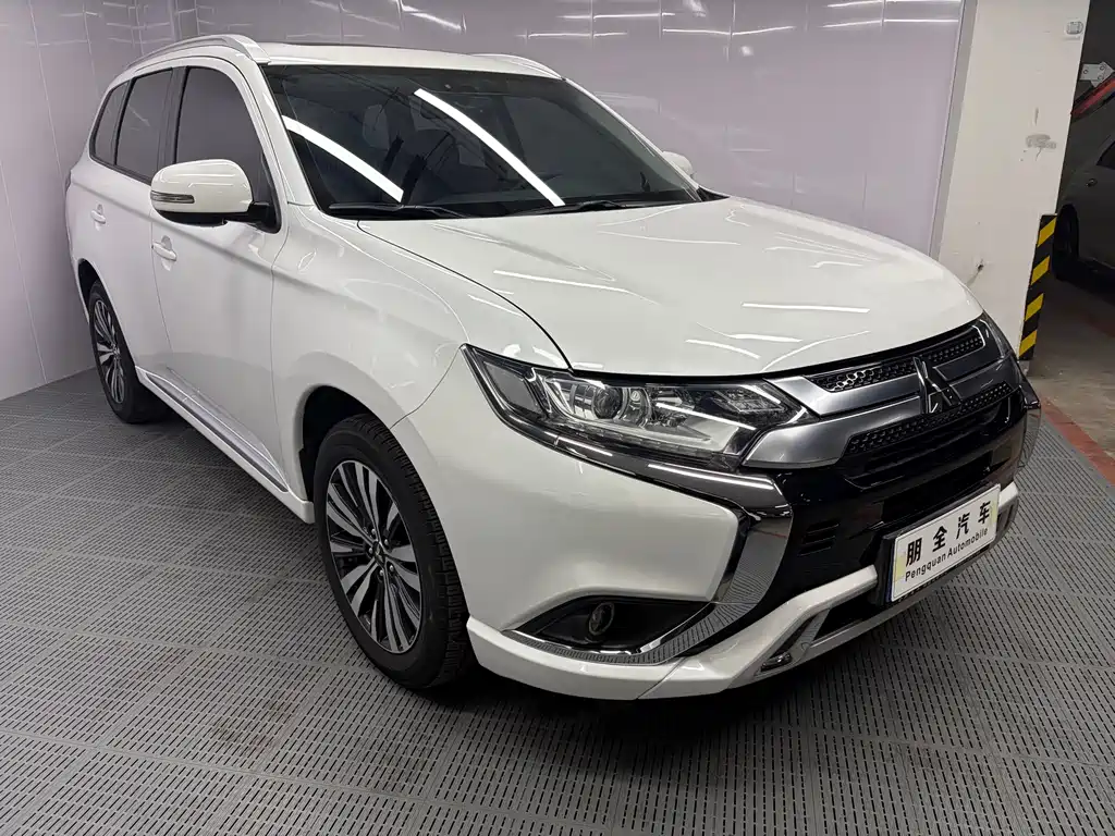 Mitsubishi Outlander 2022 — фото 3