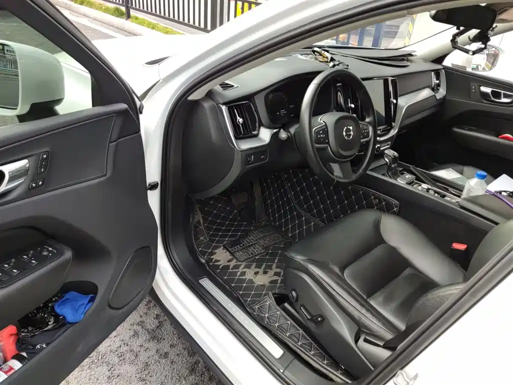 Volvo XC60 2018 — фото 14
