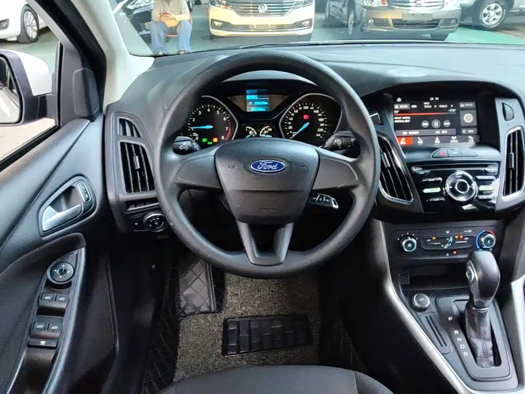 Ford Focus 2016 — фото 11