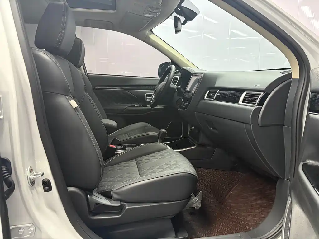 Mitsubishi Outlander 2022 — фото 14