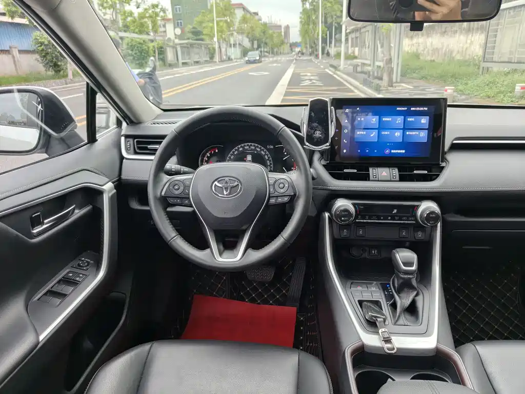 Toyota RAV4 2023 — фото 15
