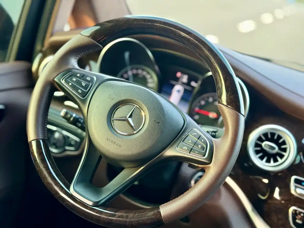 Mercedes-Benz V-Class 2020 — фото 12