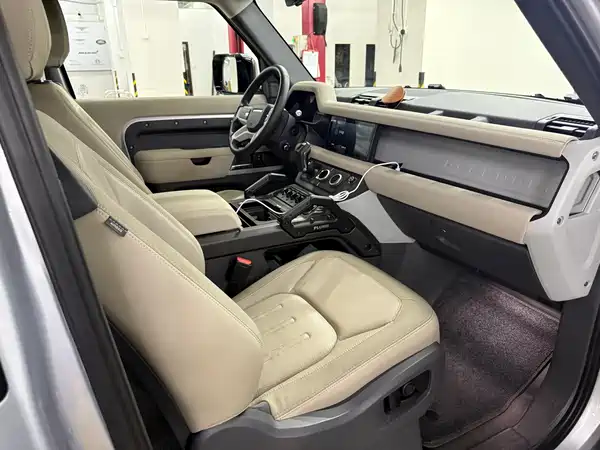 Land Rover Defender 2021