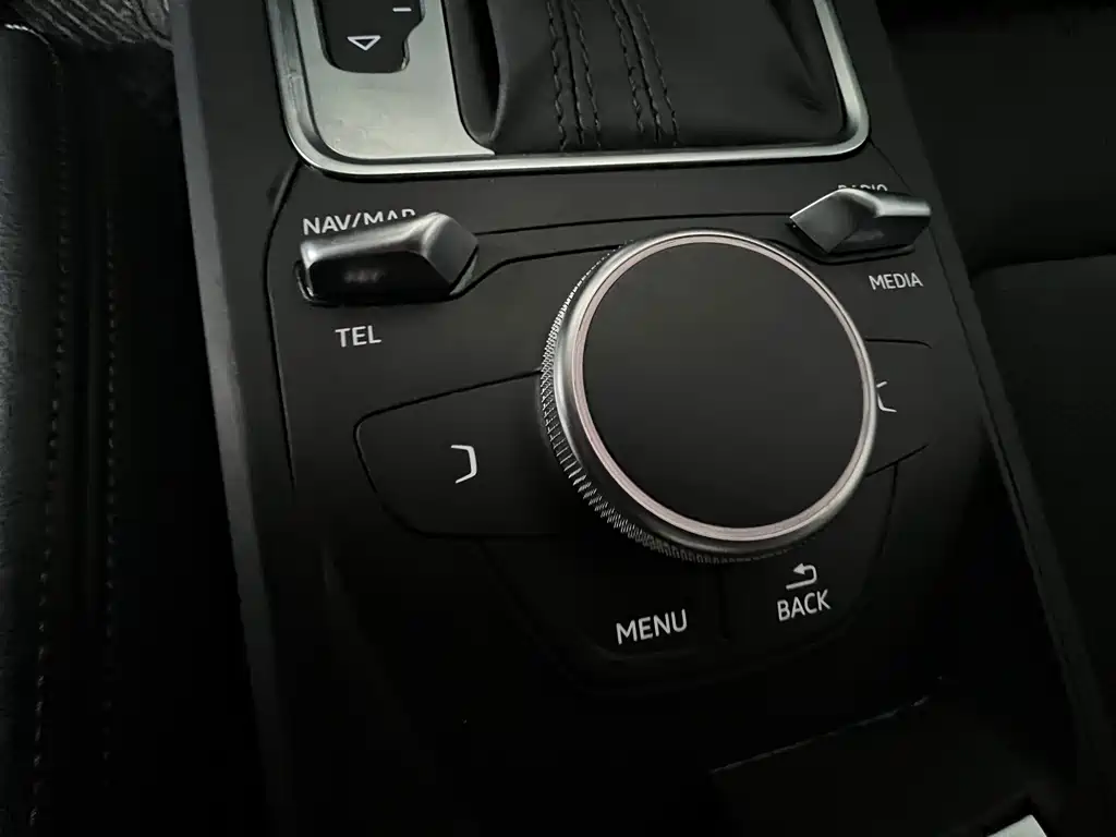 Audi Q2L 2021 — фото 18