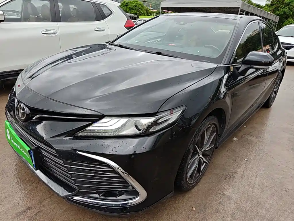 Toyota Camry 2023 — фото 1