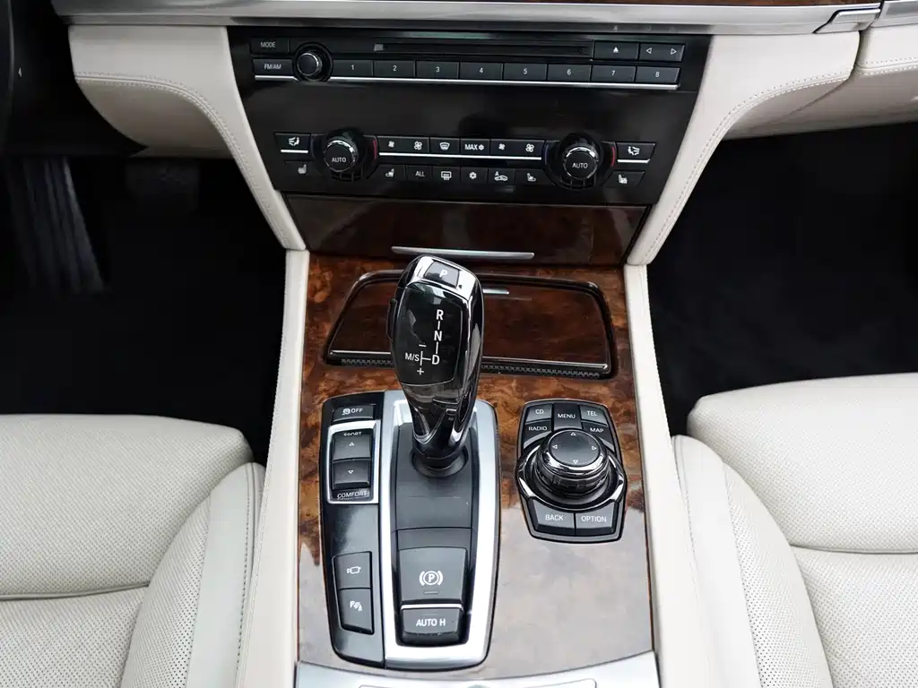 BMW 7 Series 2010 — фото 9