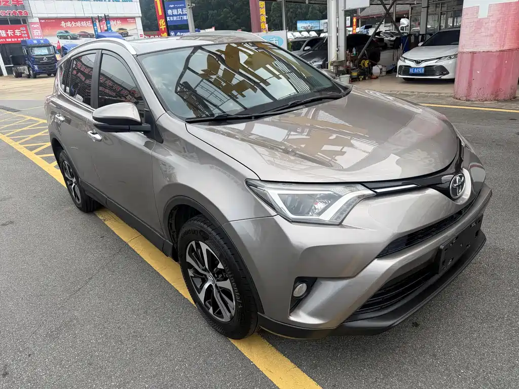 Toyota RAV4 2018 — фото 5