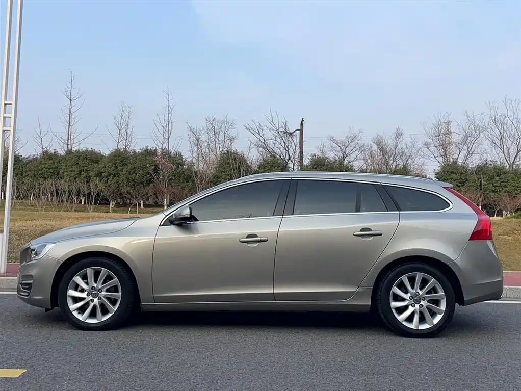 Volvo V60 2015 — фото 11