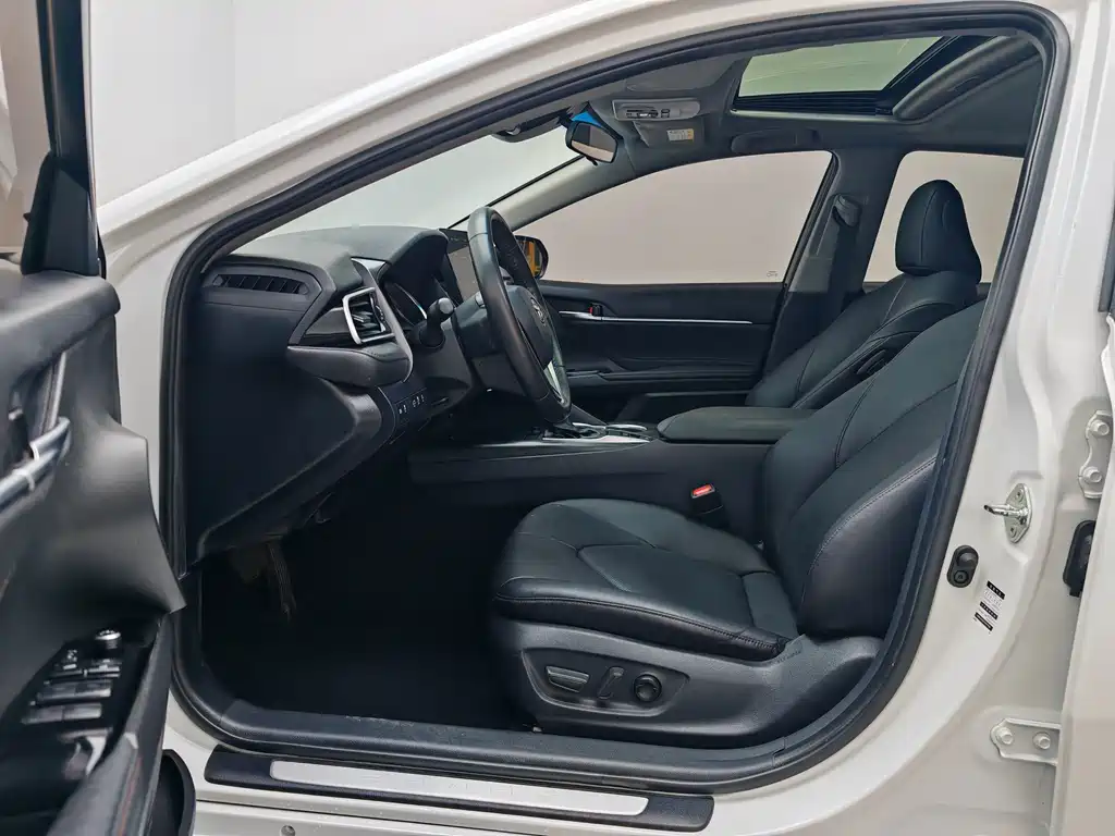 Toyota Camry 2022 — фото 14