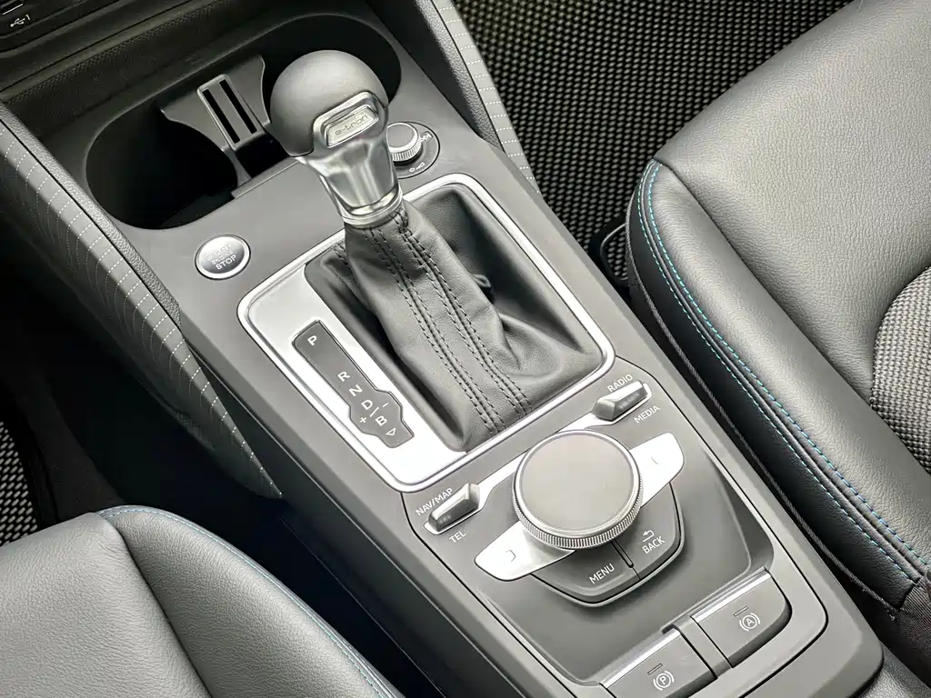 Audi Q2L e-tron 2021 — фото 16