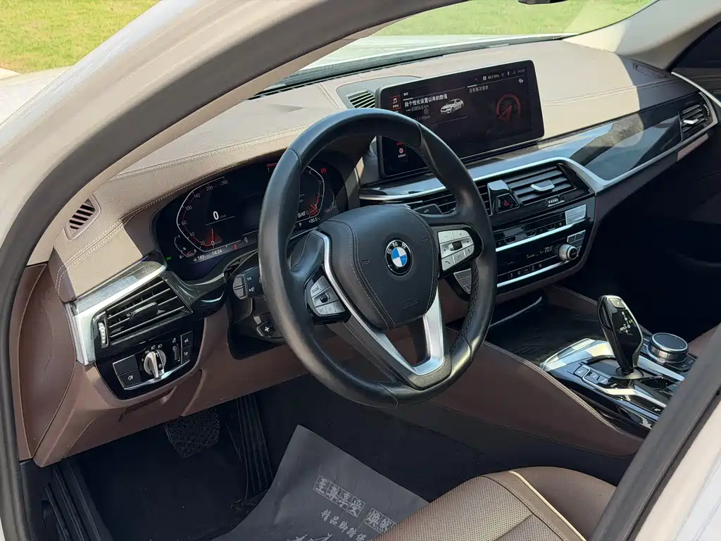 BMW 5 Series 2021 — фото 10
