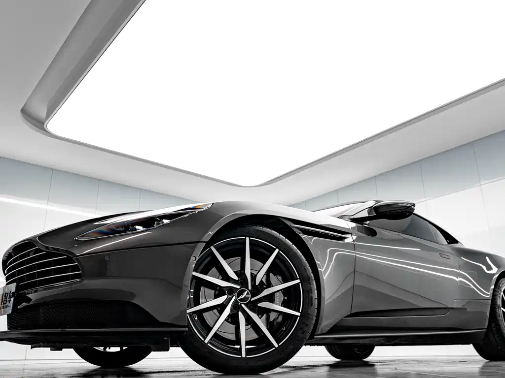 Aston Martin DB11 2022 — фото 3