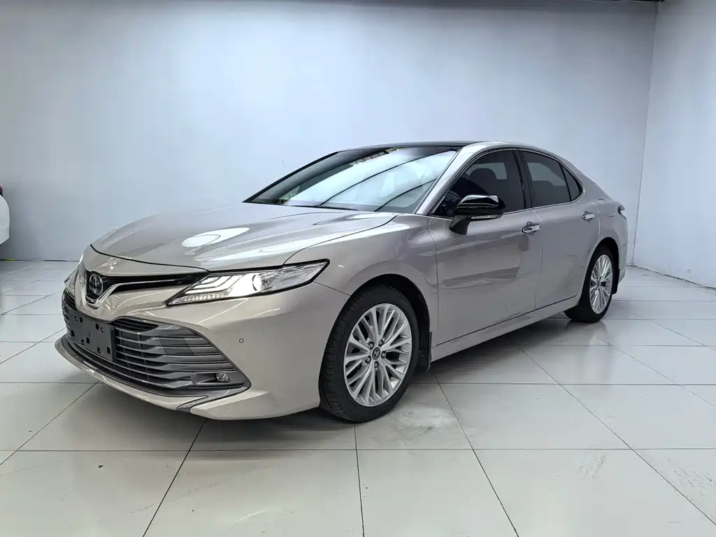 Toyota Camry 2020 — фото 1