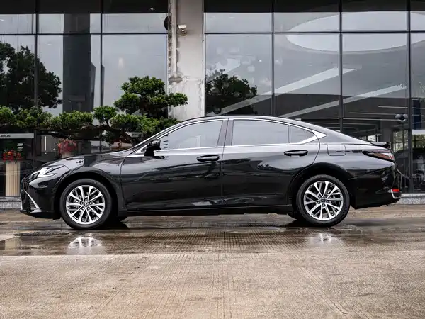 Lexus ES 2025
