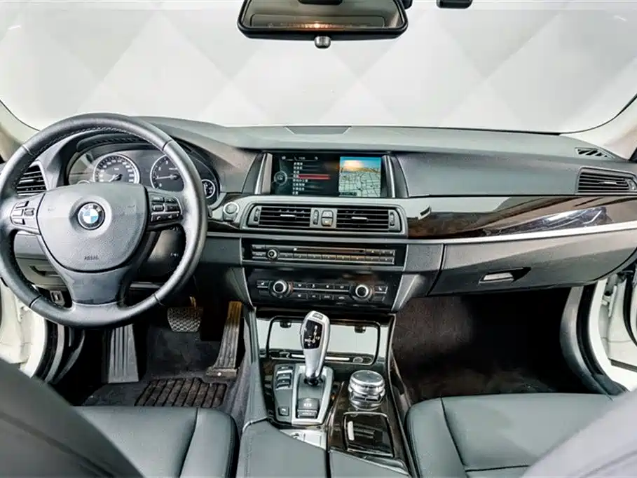BMW 5 Series 2016 — фото 13