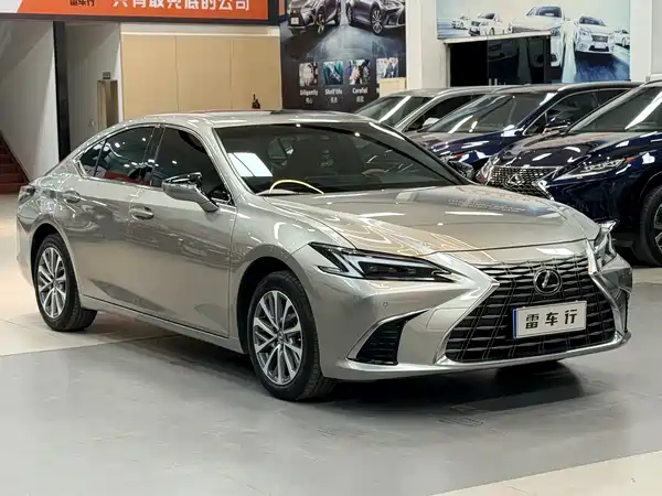 Lexus ES 2025
