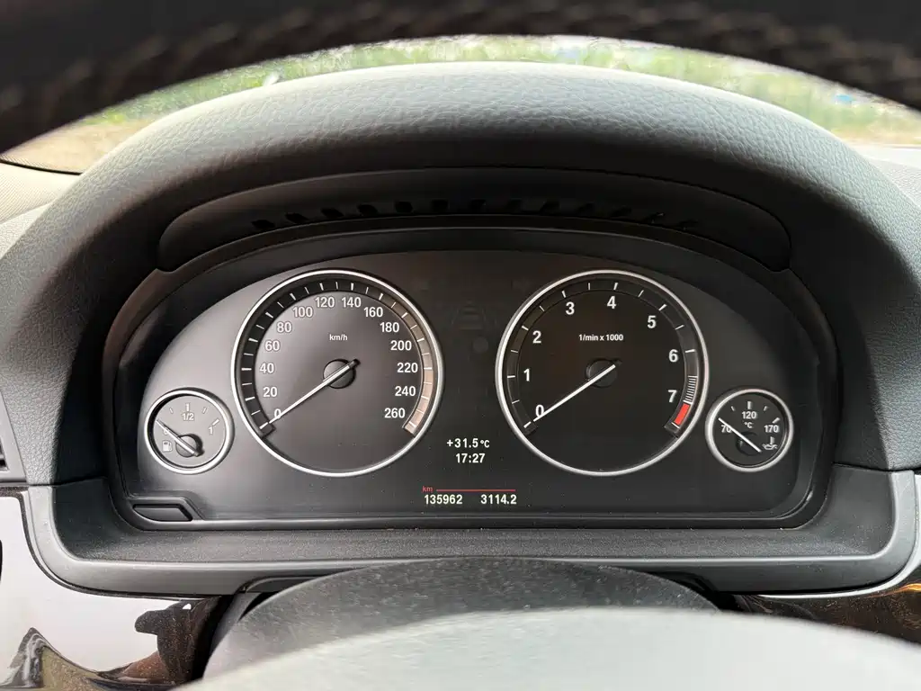 BMW 5 Series 2012 — фото 10