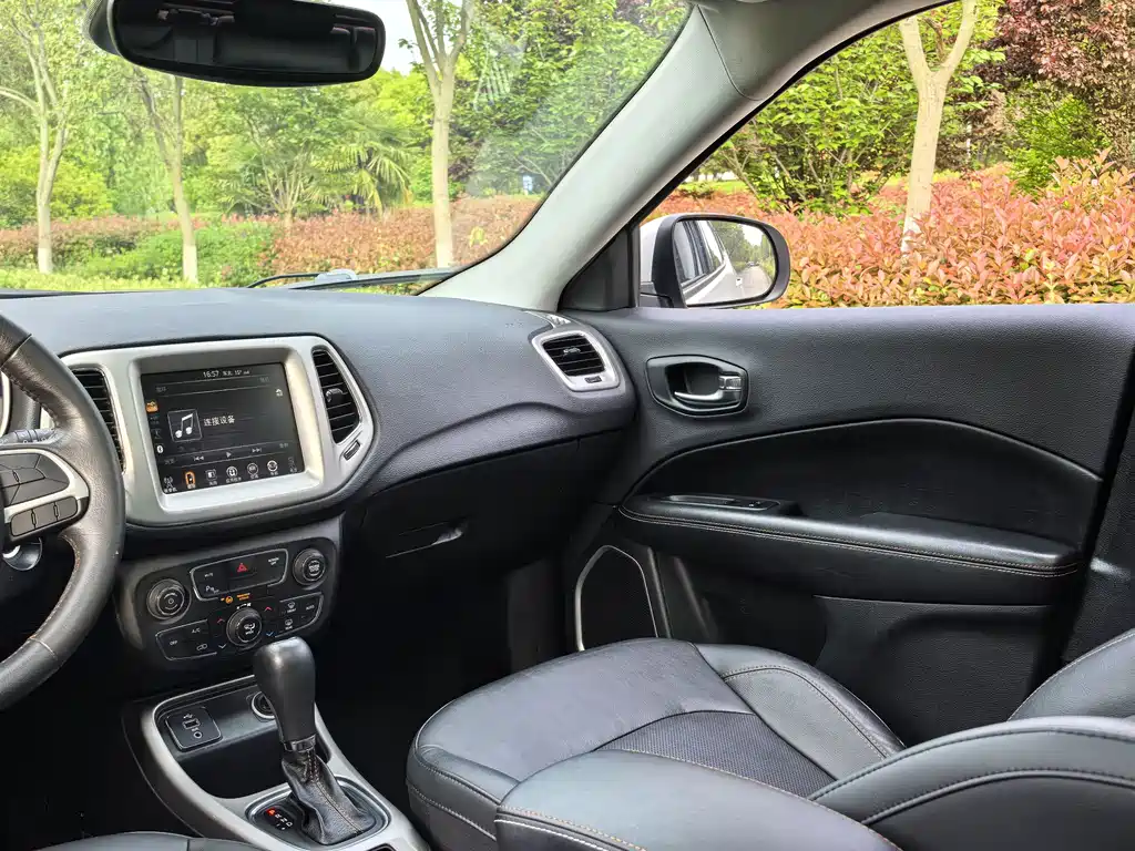 Jeep Compass 2018 — фото 16