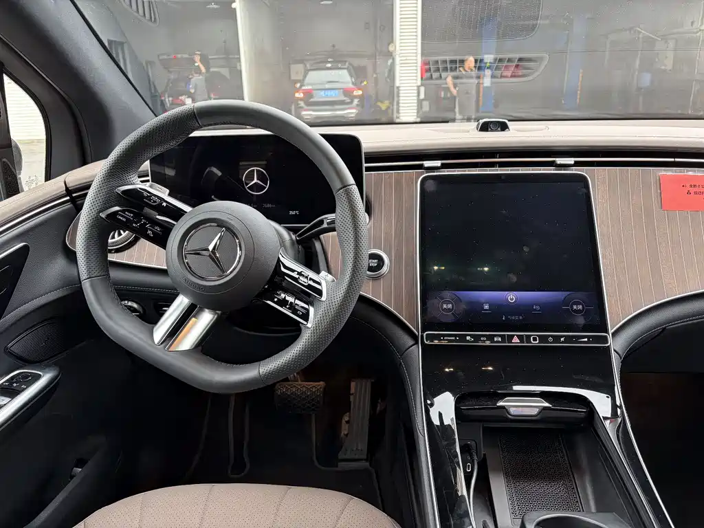 Mercedes-Benz EQE SUV 2024 — фото 3