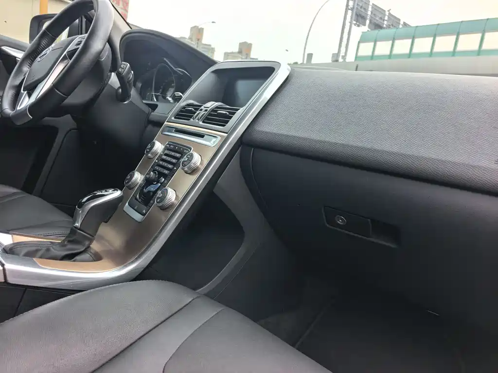 Volvo XC60 2017 — фото 12