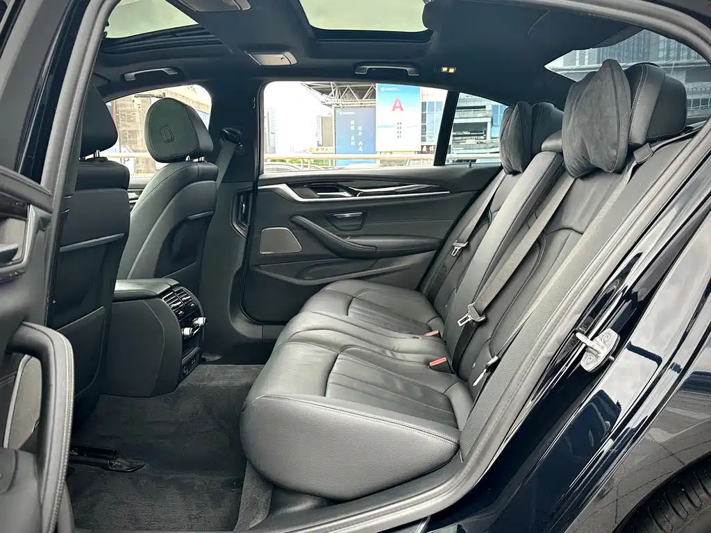 BMW 5 Series 2019 — фото 10
