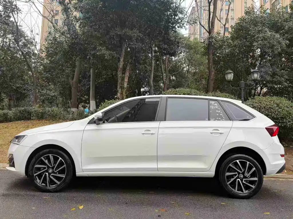 Skoda Rapid Spaceback 2021 — фото 3